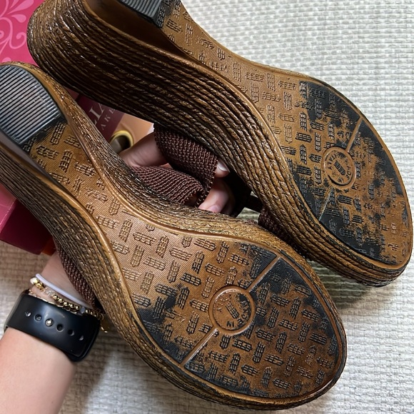 Italian Shoemakers, Size 8.5, Brown Wavy Style Wedge Sandal - Picture 5 of 5